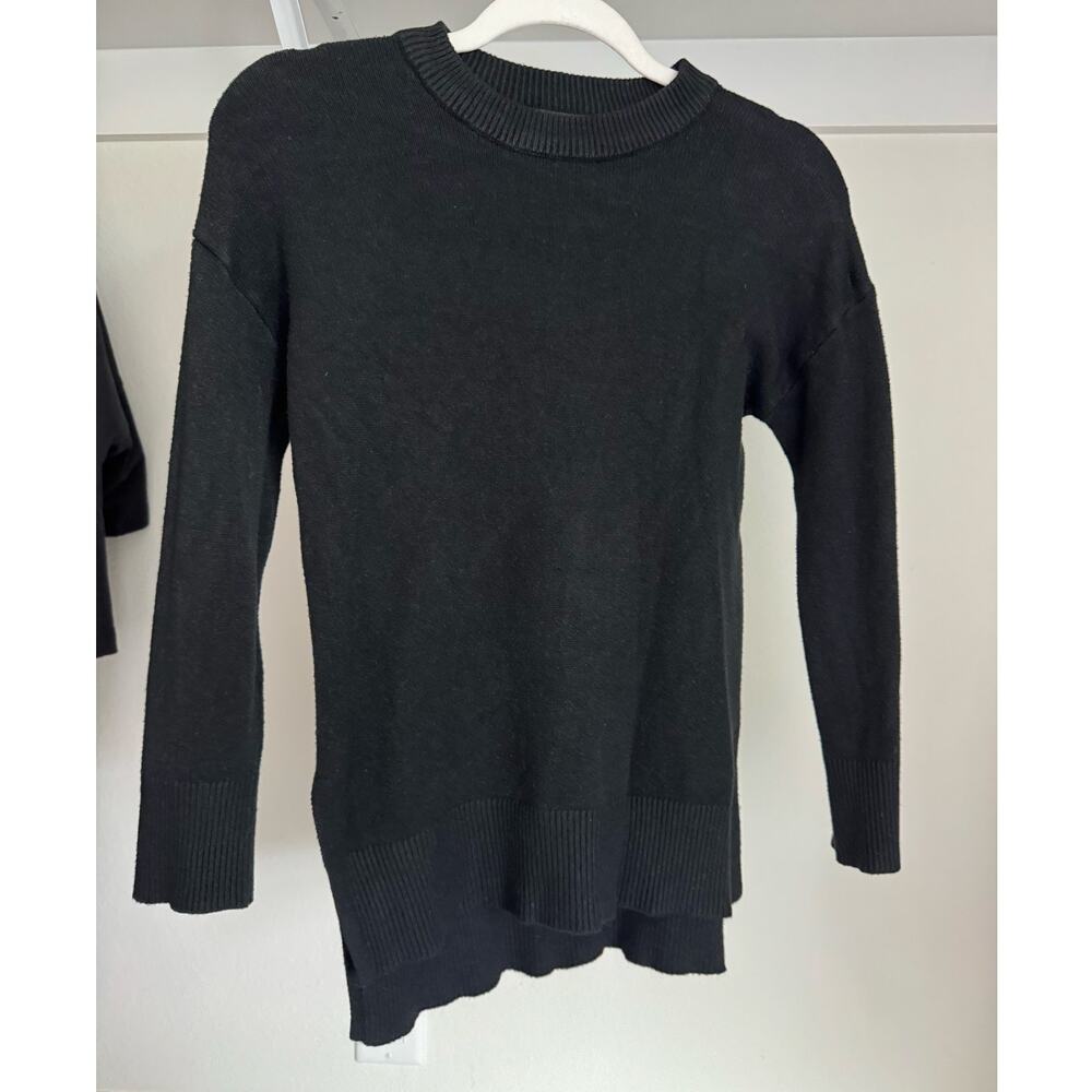 Tahari Women's Crew Neck Light Sweater Black Long Sleeve Fall Layering